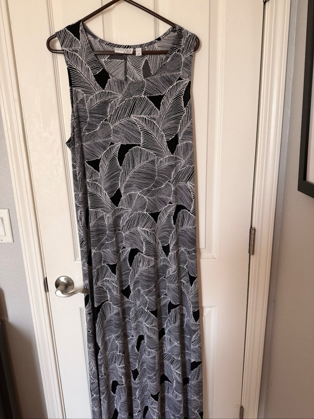 XL Attitudes by Renee Black White Leaf Print Sleeveless Maxi Dress